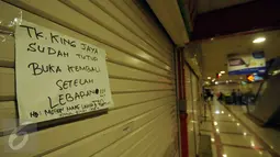 Pemberitahuan terpasang di salah satu toko di Pusat Grosir Metro Tanah Abang Blok B, Jakarta, Selasa (5/7). Sehari jelang Hari Raya Idul Fitri 1437 H, aktivitas jual beli di Blok B Tanah Abang masih terlihat ramai. (Liputan6.com/Helmi Fithriansyah)
