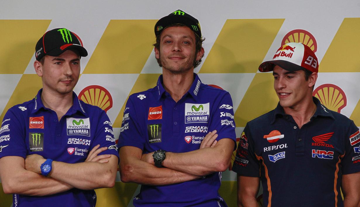 Pembalap Spanyol Jorge Lorenzo (kiri), Pembalap Spanyol Marc Marquez (kanan), dan Pembalap Italia Valentino Rossi (tengah) saat press conference di Sepang International Circuit, Malaysia, 22 October 2015.  (EPA / Fazry Ismail)