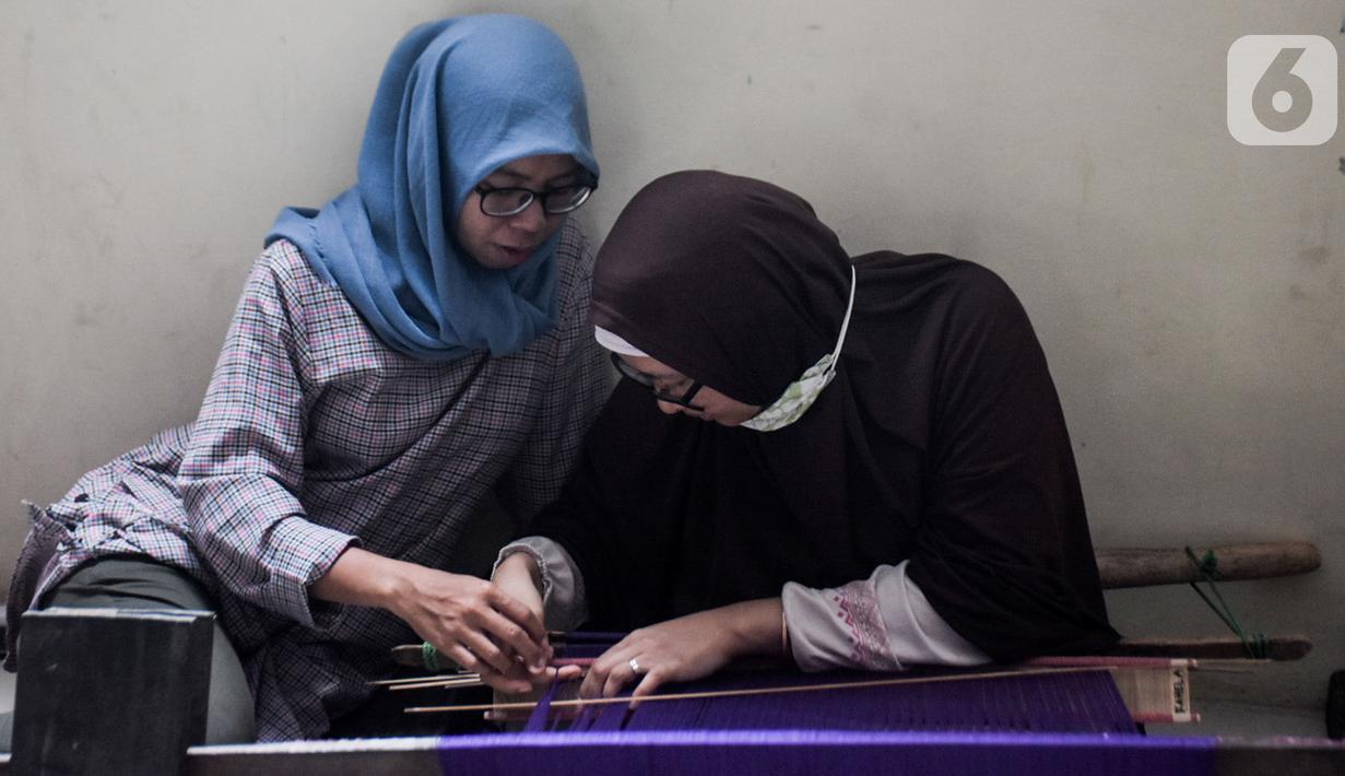 Warga mengikuti pelatihan pembuatan kain tenun motif Betawi di Rusunawa Jatinegara, Jakarta, Rabu (13/11/2019). Pemerintah akan memprioritaskan penyaluran KUR kelompok, seiring dengan diturunkannya suku bunga KUR per 1 Januari 2020 menjadi 6 persen, dari  7 persen. (Liputan6.com/Angga Yuniar)