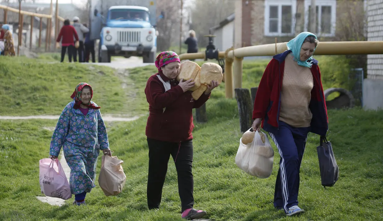 Sejumlah Warga melakukan aktivitas seperti biasa usai serangan bom bunuh diri di Stavropol, Rusia (11/4). Petugas memblokade jalan masuk ke distrik Novoseletsky, usai serangan tiga bom bunuh diri. (REUTERS/Eduard Korniyenko)