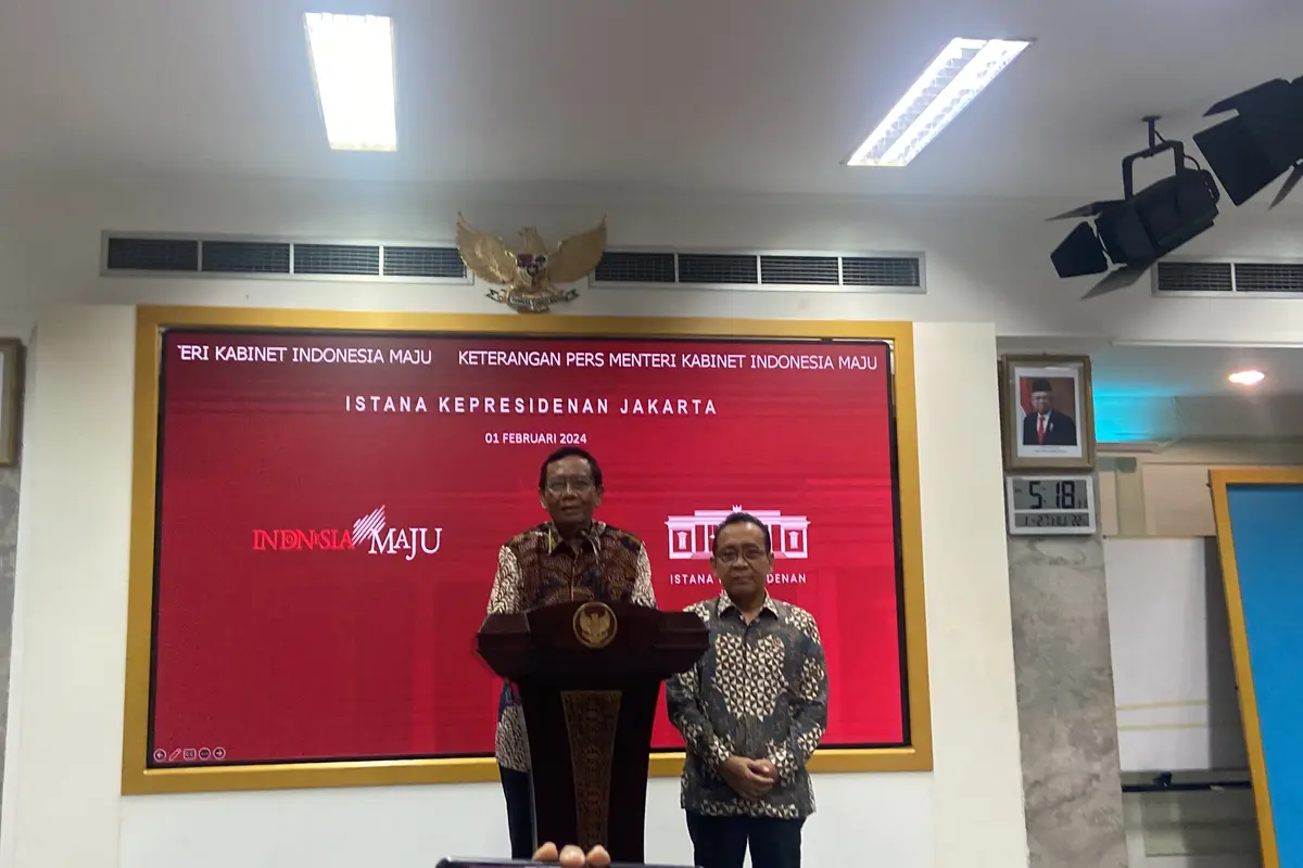 Mahfud Md menyerahkan surat pengunduran diri dari jabatan Menko Polhukam kepada Presiden Jokowi di Istana, Kamis (1/2/2024).