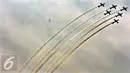 Tim aerobatik TNI AU The Jupiters melakukan manuver udara Cross Over Break saat Peringatan HUT TNI AU ke-70 di Lanud Halim Perdanakusuma, Jakarta,( 4/9). Sebanyak 60 pesawat unjuk kebolehan saat HUT ke-70 TNI AU. (Liputan6.com/Johan Tallo)