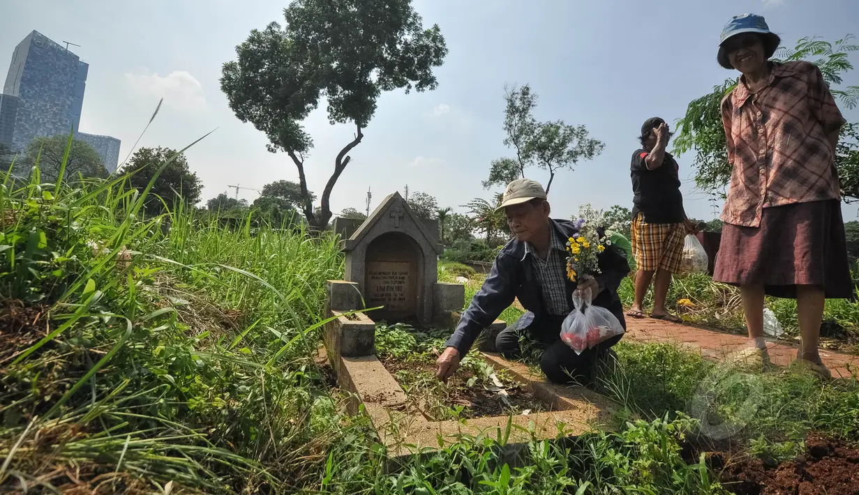 Umat Kristiani melakukan ziarah ke makam keluarga dan kerabatnya pada momen Paskah di TPU Menteng Pulo, Jakarta, Minggu (5/4/2015). (Liputan6.com/Faizal Fanani)