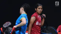 Tunggal putri Indonesia, Gregoria Mariska Tunjung (kanan) saat melawan Goh Jin Wei (Malaysia) pada babak pertama Indonesia Masters 2018 di Istora Senayan, Jakarta, Rabu (24/1). Gregoria kalah 14-21, 21-19, 12-21. (Liputan6.com/Helmi Fithriansyah)