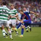 Aksi gelandang muda Barcelona, Sergi Samper, pada laga melawan Glasgow Celtic di ICC 2016. (Reuters/Juan Medina)