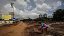 Suasana proyek revitalisasi Lapangan Banteng, Jakarta, Senin (4/12). Pemprov DKI Jakarta merevitalisasi Taman dan Lapangan Banteng dengan anggaran mencapai 60 miliar rupiah dari CSR yang terbagi dalam tiga zona. (Liputan6.com/Faizal Fanani)