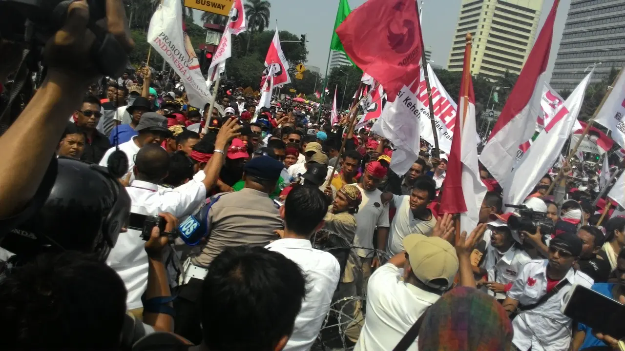 Pendukung Prabowo-Hatta Jebol Kawat Duri Polisi