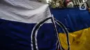 Masyarakat dari "Solidaritas untuk Rakyat Ukraina" membawa bendera Rusia dan Ukrainan di depan Kedubes Rusia, Jakarta, Jumat (4/3/2022). Mereka menyerukan kepada Dubes Rusia di Indonesia untuk bersuara menghentikan serangan yang dilakukan Rusia terhadap Ukraina. (Liputan6.com/Johan Tallo)