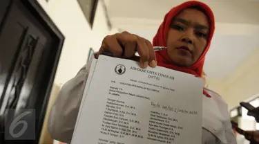 Advokat Cinta Tanah Air (ACTA) memperlihatkan surat gugatan perdata class action terhadap Basuki Tjahaja Purnama (Ahok) di PN Jakarta Utara, Kamis (8/12). Dalam tuntutannya, ACTA ‎ menuntut ganti kerugian sebesar Rp 470 miliar. (Liputan6.com/Helmi Afandi)