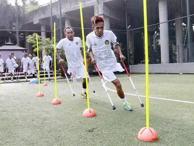 Pemain Timnas Amputasi Indonesia melakukan latihan di Sports Club Serena Mansion, Jakarta, Selasa (28/6/2022).  (Bola.com/M Iqbal Ichsan)