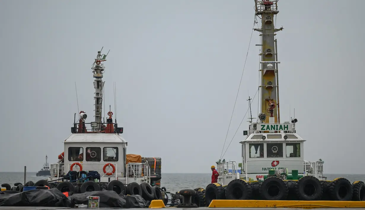 Penjaga pantai Filipina diterjunkan utnuk memasang penghalang terapung untuk menahan penyebaran minyak tersebut. (Jam Sta Rosa/AFP)