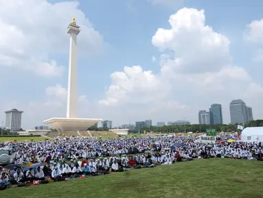 Ribuan umat muslim bersiap melaksanakan salat Jumat saat aksi di Lapangan Monumen Nasional, Jakarta, Jumat (11/5). Aksi ini untuk menyoroti konflik Palestina dan Israel pada perebutan bangunan suci atau Baitul Maqdis. (Liputan6.com/Helmi Fithriansyah)
