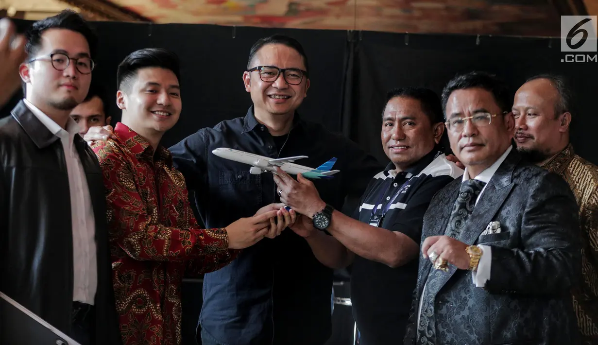 Dirut Garuda Indonesia I Gusti Ngurah Askhara Danadiputra (tiga kiri) bersama youtuber Rius Vernandes (kedua kiri) dan Ketua Harian Serikat Karyawan Garuda Indonesia Tomy Tampati (tiga kanan) foto bersama usai berdamai di Jakarta, Jumat (19/7/2019). (Liputan6.com/Faizal Fanani)
