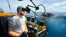 Mereka membawa serta hasil identifikasi 14 spesies megafauna, seperti yang juga dilaporkan ROV Program Lead OceanX, Andrew Craig. Tampak dalam foto yang diambil pada 9 Januari 2026 menunjukkan direktur fotografi OceanX, Adam Wolfbrandt, muncul kembali ke permukaan di kapal selam Nadir setelah menyelam di lepas pantai Pulau Sulawesi. (Sara HUSSEIN/AFP)