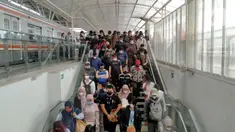 Sejumlah penumpang Kereta Rel Listrik (KRL) turun di Stasiun Manggarai, Jakarta, 21 Oktober 2022. KAI Commuter akan melakukan rekayasa pola operasi selama perubahan operasional keenam atau switch over (SO-6) di Stasiun Manggarai untuk mengatasi kepadatan penumpang. (Liputan6.com/Aida Nuralifa/Magang)