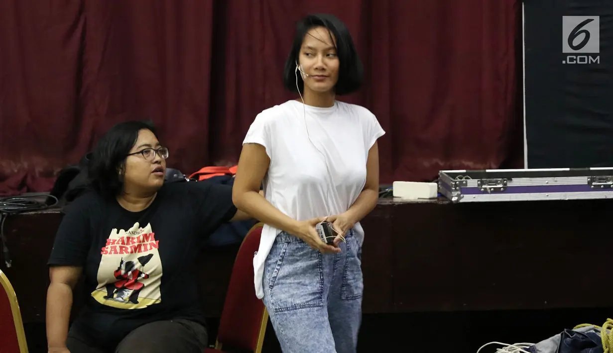 Aktris Tara Basro berlatih pentas teater Perempuan-Perempuan Chairil di Gedung Nyi Ageng Serang, Jakarta, Rabu (8/11). Pementasan teater ini akan digelar pada 11 dan 12 November 2017. (Liputan6.com/Immanuel Antonius)