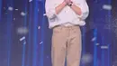 Ji Chang Wook di acara fan meetingnya. Ia tampil sederhana, namun menawan dibalut kemeja lengan panjang dengan dua kantung berwarna putih, dipadu celana jeans cokelat. [Foto: Instagram/jichangwook]
