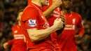 Gelandang Liverpool, James Milner (depan) melakukan selebrasi usai mencetak gol kegawang Swansea pada lanjutan liga inggris di Stadion Anfield, Inggris (29/11). Liverpool menang atas Swansea dengan skor 1-0. (Reuters/Phil Noble)