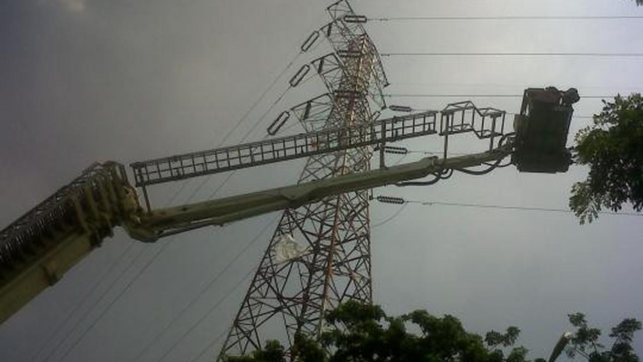 Pria berpakaian 'pocong' nekat memanjat menara SUTET