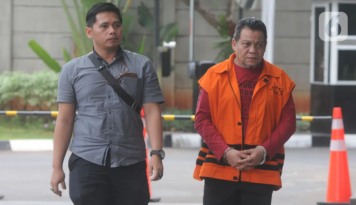 Mantan Kepala Dinas PUPR Kota Medan Isa Ansyari dikawal petugas saat akan menjalani pemeriksaan di gedung KPK, Jakarta, Rabu (4/12/2019). Isa Ansyari diperiksa sebagai tersangka terkait dalam kasus dugaan suap proyek dan jabatan oleh Wali Kota Medan 2016-2021, Dzulmi Eldin. (merdeka.com/Dwi Narwoko)