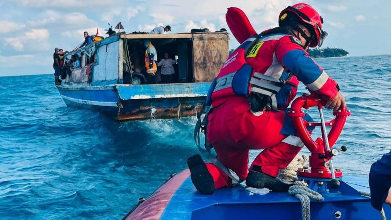 Gulkarmat Berhasil Evakuasi Kapal Pulau Panggang Akibat Overload dan Cuaca Buruk