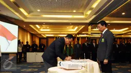 Ketua KONI Pusat, Tono Suratman (kiri) menandatangani nota pelantikan pengurus PP PBSI di Jakarta, Kamis (19/1). Wiranto menjabat sebagai Ketua Umum PP PBSI periode 2016-2020. (Liputan6.com/Helmi Fithriansyah)