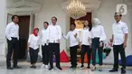 Presiden Joko Widodo (ketiga kiri) usai mengenalkan staf khusus di halaman Istana Merdeka, Jakarta, Kamis (21/11/2019). Staf khusus baru dari kalangan milenial yakni CEO Amartha Andi Taufan Garuda Putra, Perumus Gerakan Sabang Merauke Ayu Kartika Dewi. (Liputan6.com/Angga Yuniar)