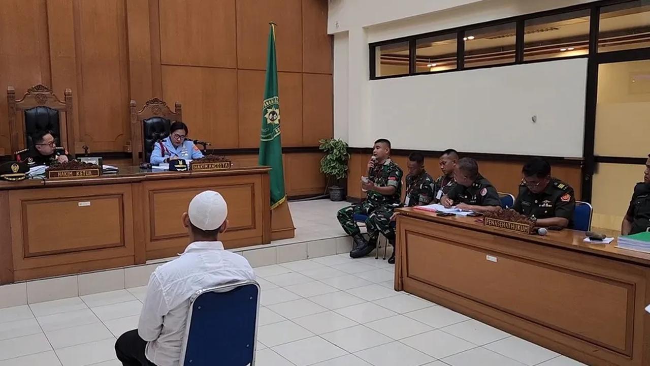 Sementara perihal bantahan Praka RM menendang di dalam mobil, Zulhadi mengaku hanya melihat kaki. Sontak, tanpa adanya tanggapan secara lugas, Praka RM terlihat menggelengkan kepalanya kembali.