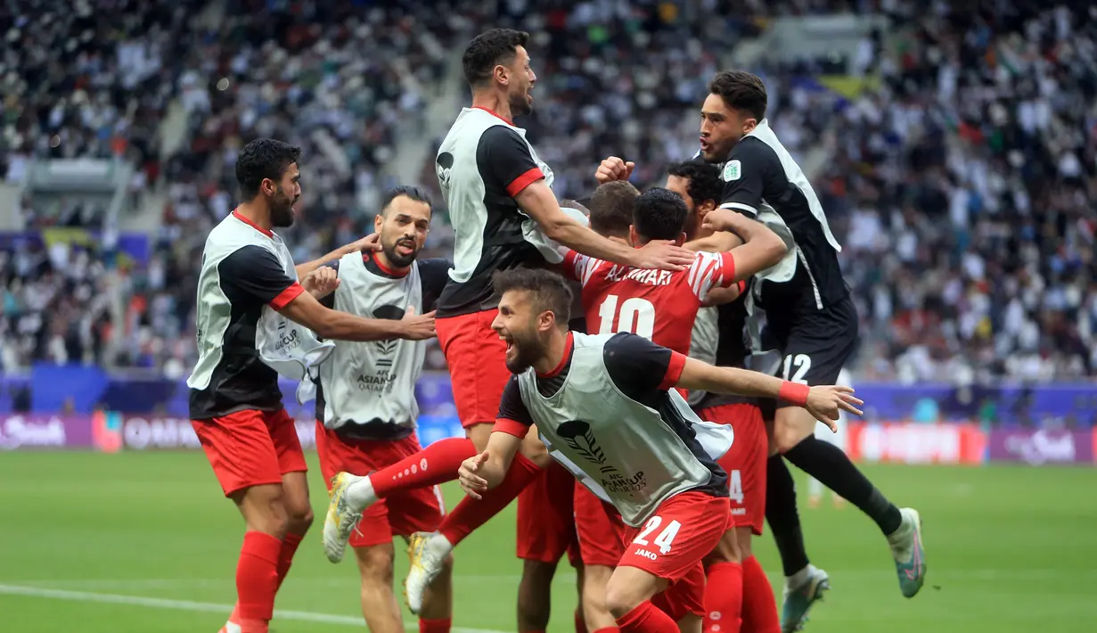 Para pemain Yordania merayakan gol Mousa Altamari ke gawang Irak pada pertandingan sepak bola babak 16 besar Piala Asia 2023 di Stadion Internasional Khalifa, Doha, Qatar, Senin (29/1/2024). Yordania menang 3-2. (AP Photo/Hussein Sayed)