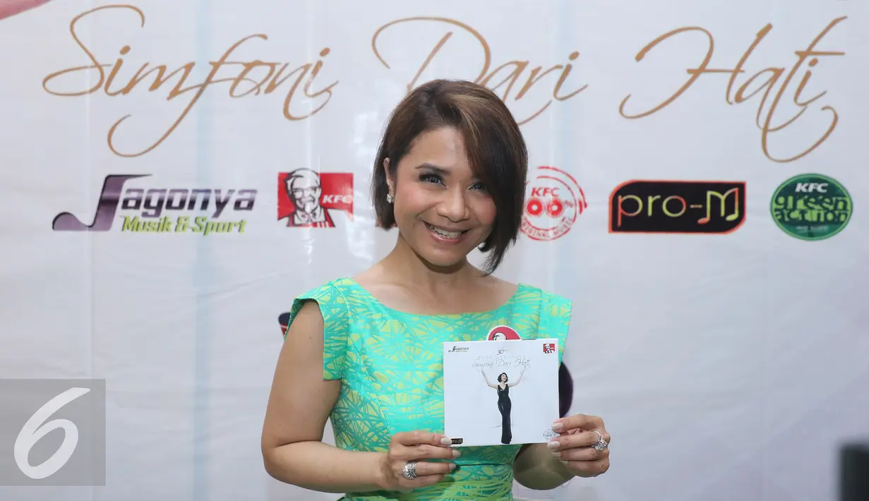 Ruth Sahanaya memperlihatkan album terbarunya "Simfoni Dari Hati", Jakarta, Senin (18/4). Album 30 tahun Ruth Sahanaya berkarya tersebut berisi 10 lagu diantaranya Rindu Yang Terakhir dan Simfoni Dari Hati. (Liputan6.com/Herman Zakharia)