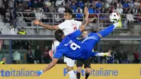 Mateo Retegui dari Italia, depan, mencoba melakukan tembakan ke gawang saat pertandingan sepak bola persahabatan internasional antara Italia dan Turki di stadion Renato Dall'Ara di Bologna, Italia, Selasa, 4 Juni 2024. (AP Photo/Antonio Calanni)