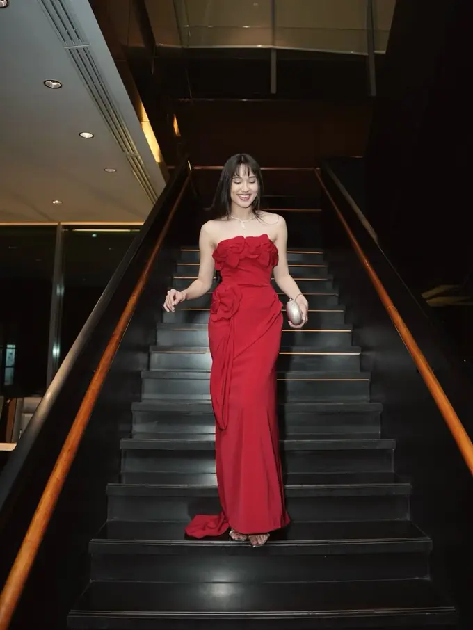 Lady in Red! Yasmin Napper Tampil Memesona dengan Strapless Dress Merah, Bisa Jadi Inspirasi Look Pesta