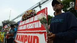 Massa melakukan aksi damai save KPU di depan Kantor Komisi Pemilihan Umum (KPU), Jakarta, Selasa (21/5/2019). Dalam aksinya mereka menyerukan pentingnya menjaga persatuan. (merdeka.com/Imam Buhori)