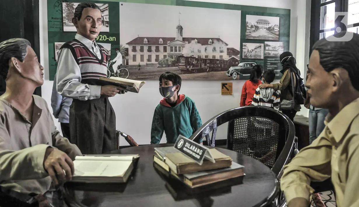 Anak-anak melihat salah satu koleksi sejarah di Museum Sumpah Pemuda, Jakarta, Rabu (28/10/2020). Libur cuti bersama dimanfaatkan untuk mengajak anak-anak mengenal sejarah lahirnya Sumpah Pemuda sebagai bentuk edukasi agar memahami jejak perjuangan pahlawan sejak dini. (merdeka.com/Iqbal Nugroho)