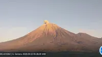 Gunung Semeru di perbatasan Kabupaten Lumajang dan Malang, Jawa Timur (Jatim) erupsi dengan tinggi letusan sekitar 700 meter di atas puncak pada Senin pagi (22/9/2025). (Antara)