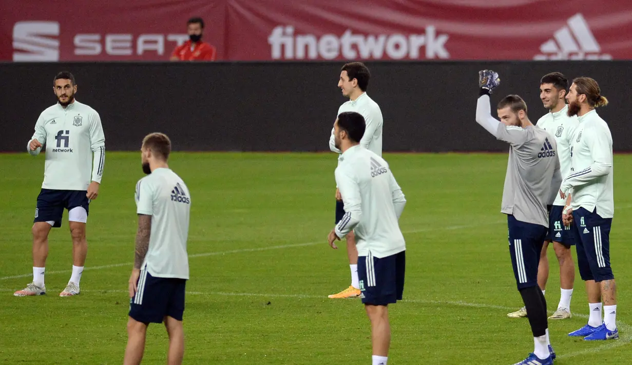 Gelandang Spanyol Koke (kiri), gelandang Spanyol Mikel Oyarzabal (tengah) dan bek Spanyol Sergio Ramos (kanan) menghadiri sesi latihan di stadion La Cartuja di Seville (17/11/2020). Spanyol akan bertanding melawan Jerman pada Matchday 6 UEFA Nations League 2020. (AFP/Cristina Quicler)