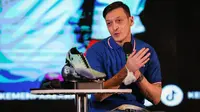 Mesut Ozil sebagai Brand Ambassador Concave Indonesia saat jumpa pers di Kemenparekraf, Jakarta Pusat, Rabu (25/05/2022). (Bola.com/Bagaskara Lazuardi)
