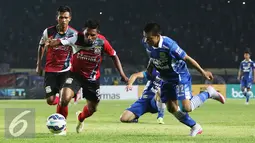 Pemain Persiba, M Akbar Rizal (kiri) berusaha merebut bola dengan Tantan (kanan) pada pertandingan Piala Presiden di Stadion Jalak Harupat, Bandung, Jawa Barat, Rabu (2/9/2015). Persib menang atas Persiba dengan skor 4-0. (Liputan6.com/Herman Zakharia)