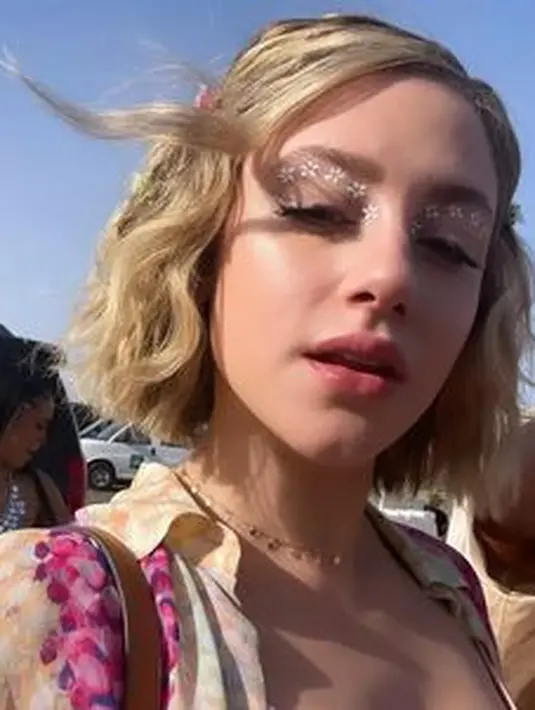 Floral tak hanya diaplikasikan pada pakaian, lukisan bunga juga bisa kita coba sebagai riasan. (Foto: Instagram @lilireinhart.ar)