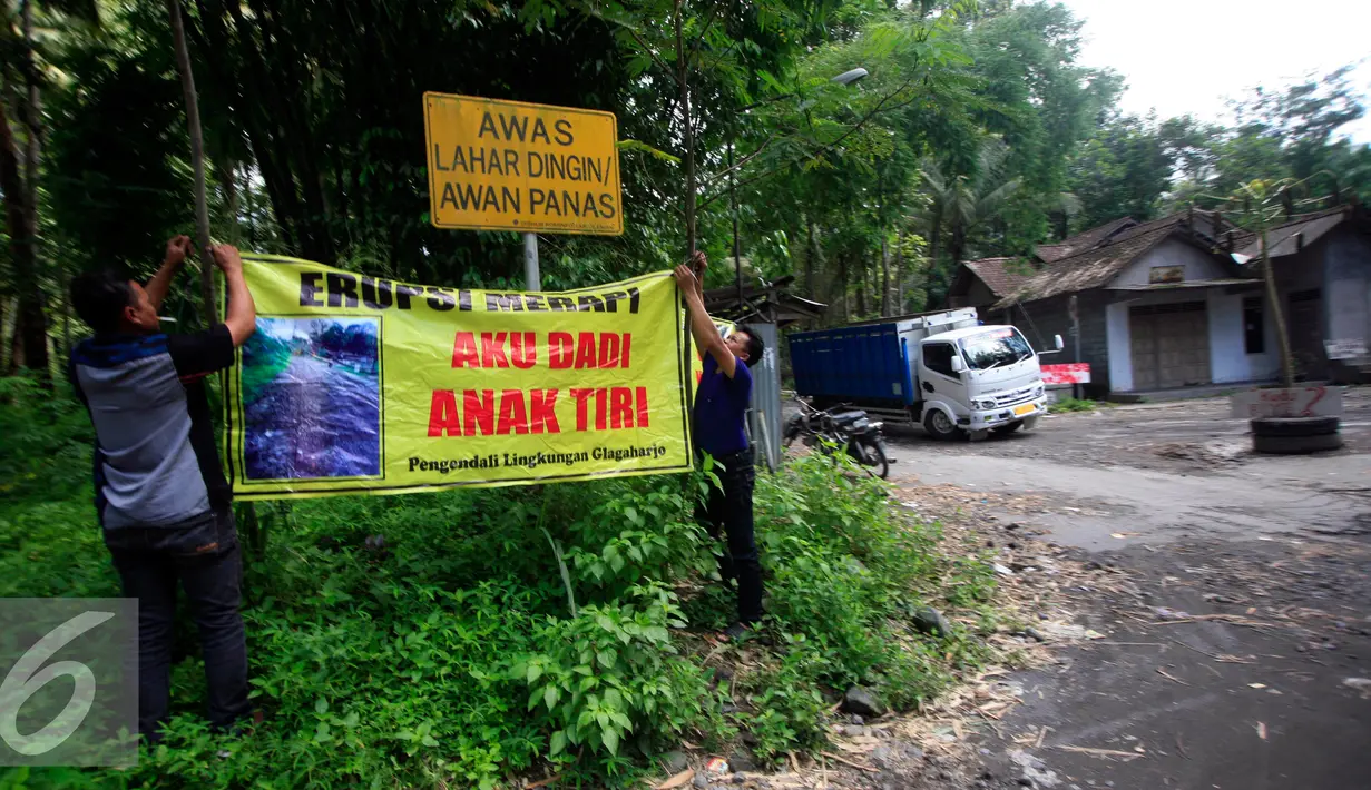 Warga memasang spaduk di jalan desa Glagahsari, Cangkringan Sleman yang di tanami sejumlah pohon, (23/2). Aksi penanaman pohon sebagai bentuk protes atas rusaknya jalan yang belum diperbaiki sejak 5 tahun letusan Merapi. (Liputan6.com/Boy Harjanto)