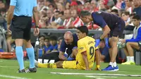 Luis Suarez mengalami cedera saat Barcelona berhadapan dengan Athletic Bilbao. (AFP/Ander Gillenea)