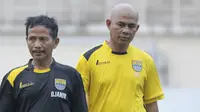 Pelatih Persib, Djadjang Nurdjaman memimpin latihan jelang semi final Piala Presiden 2015 melawan Mitra Kukar di Stadion Aji Imbut, Tenggarong, Kaltim, Sabtu (3/10/2015). (Bola.com/Vitalis Yogi Trisna)