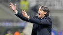 Pelatih Inter Milan, Simone Inzaghi, melakukan protes saat melawan Juventus pada lanjutan pekan ke-27 Liga Italia di Stadion Guiseppe Meazza, Senin (20/3/2023). Inter Milan dipaksa menyerah rivalnya yakni Juventus. (AP Photo/Antonio Calanni)