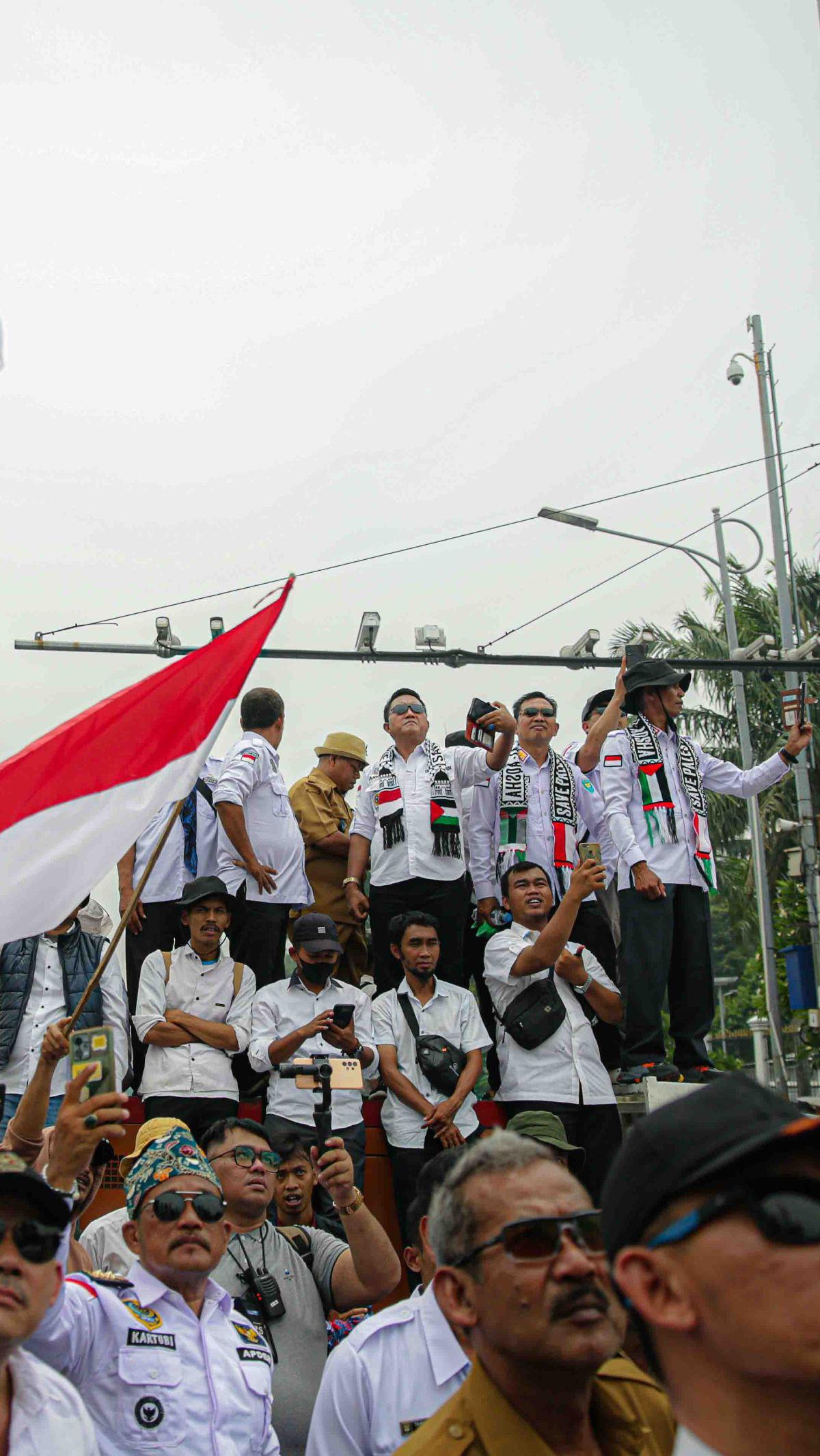 Dalam aksinya, mereka mendesak DPR dan pemerintah untuk segera mengesahkan Revisi UU No. 6 Tahun 2014 tentang Desa.