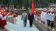 Presiden Republik Indonesia Prabowo Subianto (kiri tengah) dan Perdana Menteri China Li Qiang memeriksa pasukan kehormatan saat upacara penyambutan di Istana Kepresidenan, Jakarta pada 25 Mei 2025. (YASUYOSHI CHIBA/AFP)