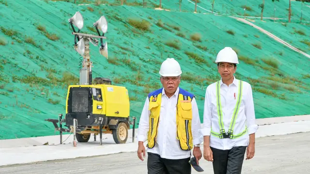 Presiden Joko Widodo meninjau langsung progres pembangunan jalan tol yang akan menghubungkan Balikpapan ke kawasan Ibu Kota Nusantara (IKN)