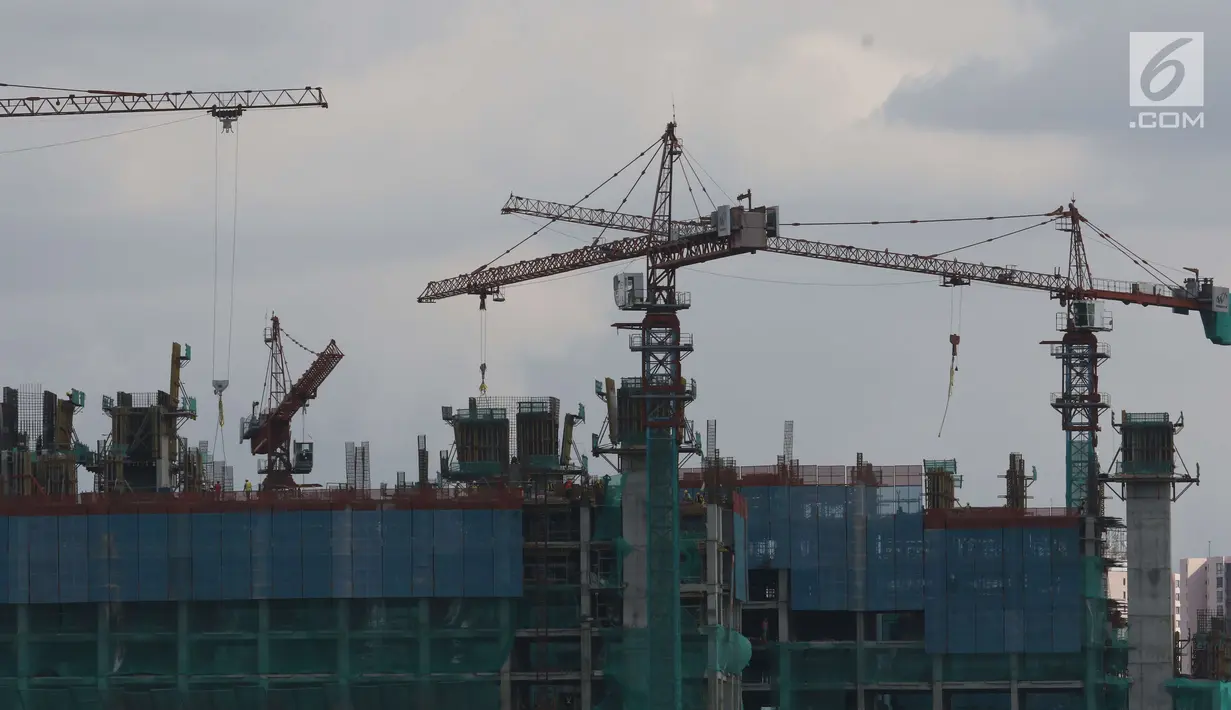 Pemandangan proyek pembangunan gedung di Jakarta, Sabtu (28/4). Menurut Menteri Koordinator Bidang Perekonomian Darmin Nasution, pertumbuhan ekonomi wajib meningkat hingga 6 persen lebih mulai 2019. (Liputan6.com/Angga Yuniar)