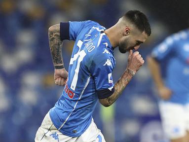 Gelandang Napoli, Matteo Politano melakukan selebrasi usai mencetak gol kedua timnya ke gawang Parma dalam laga lanjutan Liga Italia 2020/21 pekan ke-20 di Diego Armando Maradona Stadium, Minggu (31/1/2021). Napoli menang 2-0 atas Parma. (LaPresse via AP/Alessandro Garofalo)