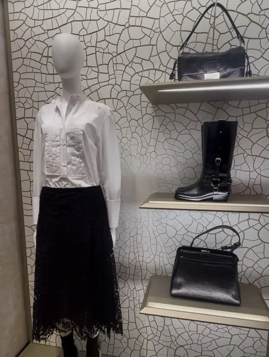 Dengan menilik masa lalu, masa kini, dan masa depan koleksi Fendi kali ini menandai babak baru dalam perjalanan Maria Grazia Chiuri. / Foto dok: Fimela.