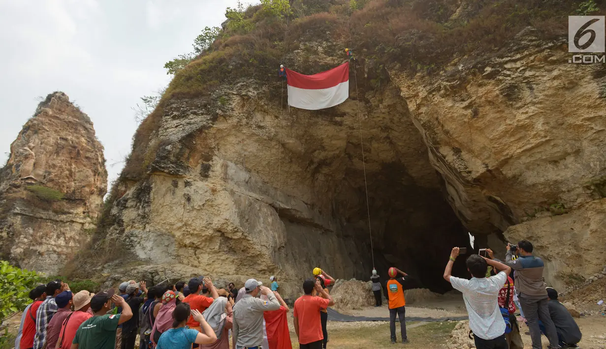 Pegiat alam bebas dan Kelompok Pecinta Lingkungan Gembala melakukan upacara dalam rangka HUT ke-74 RI di lokasi bekas tambang Tebing Arpam, Guha Tugu Gula, Klapanunggal, Kabupaten Bogor, Sabtu (17/8/2019). Upacara tersebut sebagai bentuk pelestarian kawasan karts. (merdeka.com/Imam Bukhori)